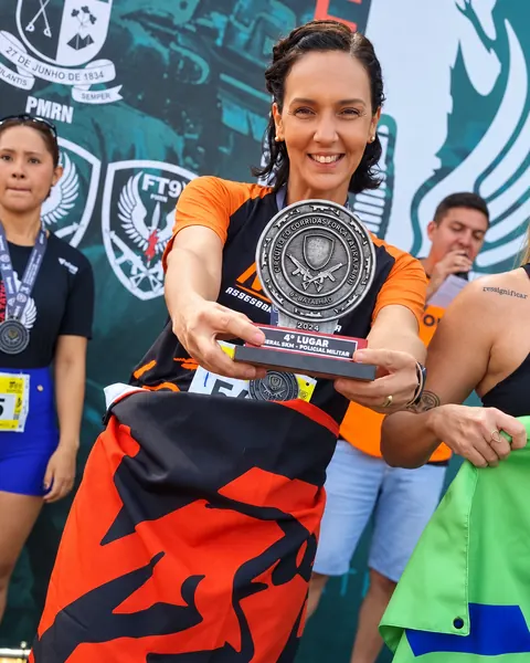 Atleta da MG sorrindo com troféu