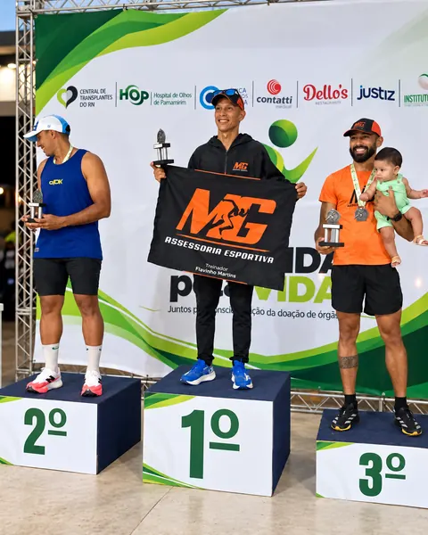 Pódio da Corrida pela Vida com a bandeira da MG