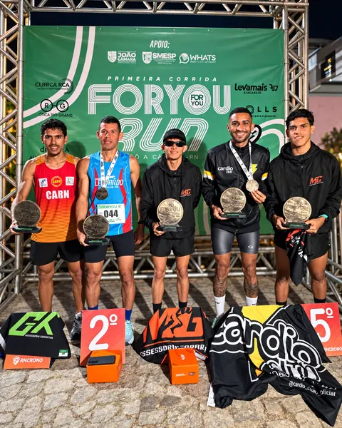 Pódio da corrida For You Run com atletas da MG