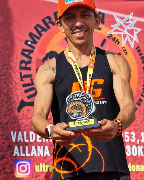 Atleta da MG com troféu de 3º lugar em ultramaratona